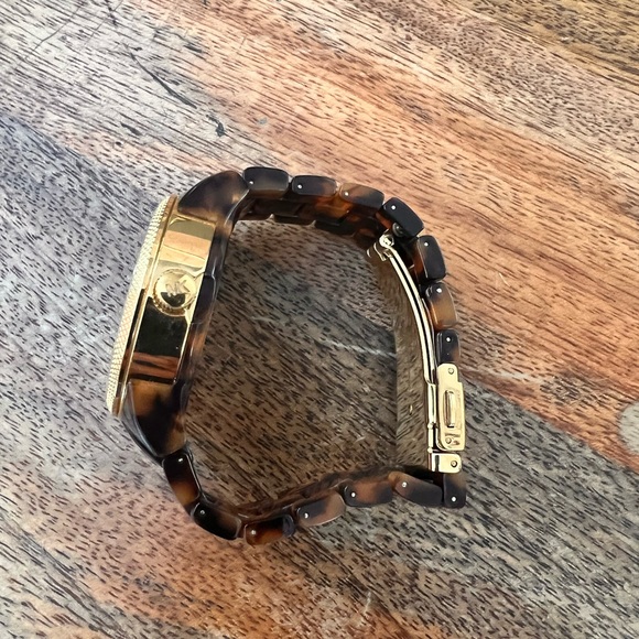 Michael Kors tortoise shell watch in gold. - Picture 2 of 5
